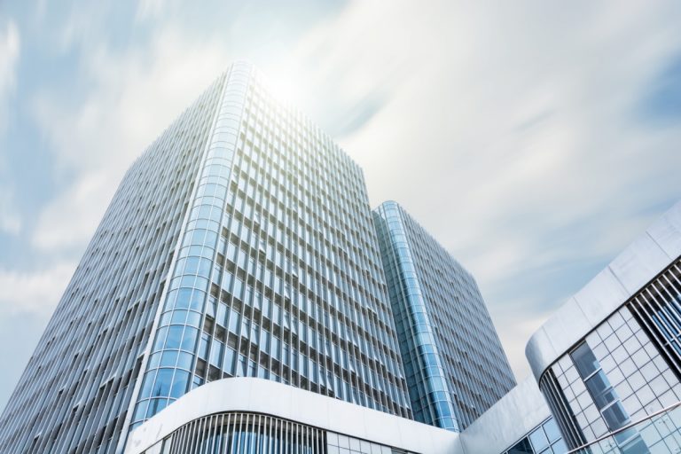 Специалисты занимаются ликвидацией последствий коммунальной аварии в центре Петербурга