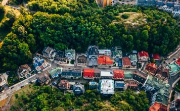 Потолочный плинтус из пенопласта: особенности